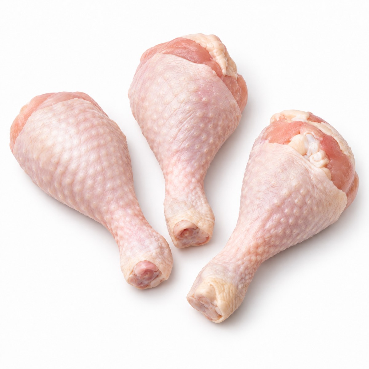 Drie rauwe kipdrumsticks met huid