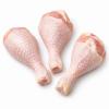Drie rauwe kipdrumsticks met huid