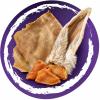 Gedroogde natuurlijke snacks voor hond, kat en fret, met paardenkophuid, konijnenoren met vacht en gedroogde vleesblokjes.